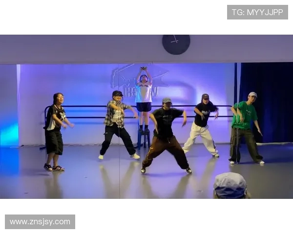 上海街舞队灵活性深度对比分析及其对舞蹈表现的影响探讨 上海街舞队灵活性深度对比分析及其对舞蹈表现的影响探讨