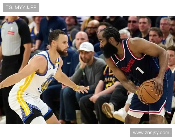 雷霆与勇士常规赛交锋精彩回顾双方球员表现引人关注